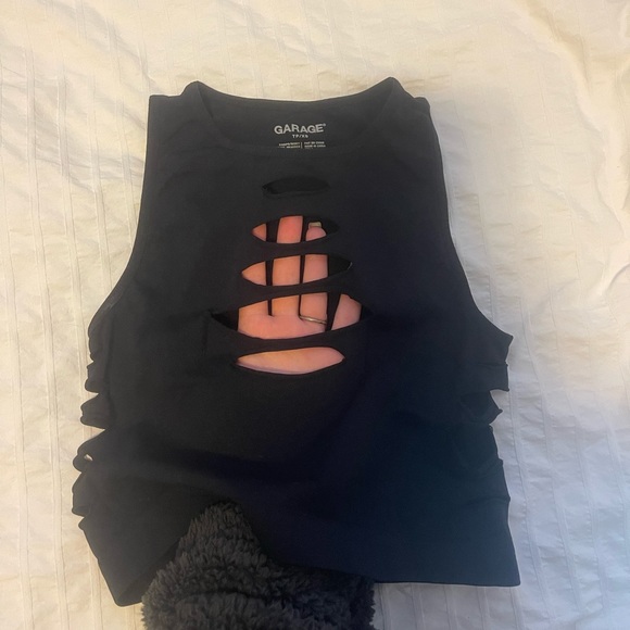 Garage cut out black crop top size xs 15$ - Picture 2 of 3